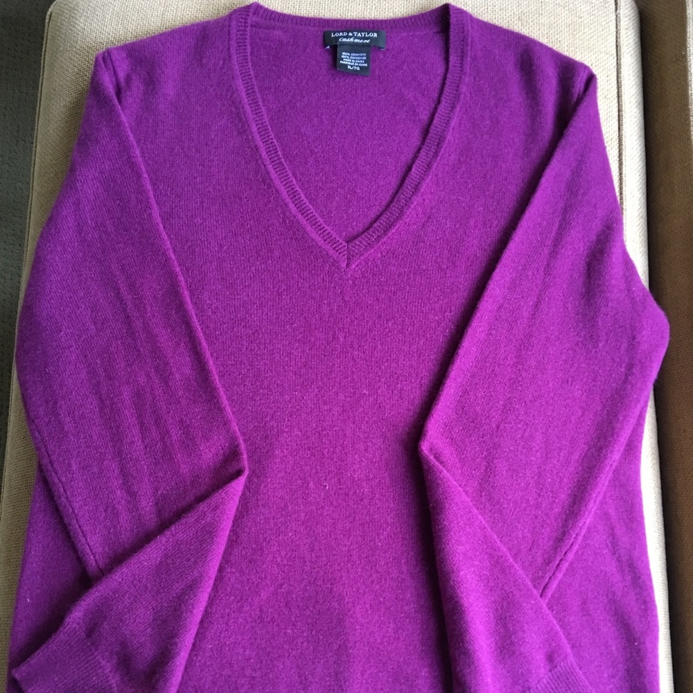 100 Lord & Taylor Cashmere V-neck sweater